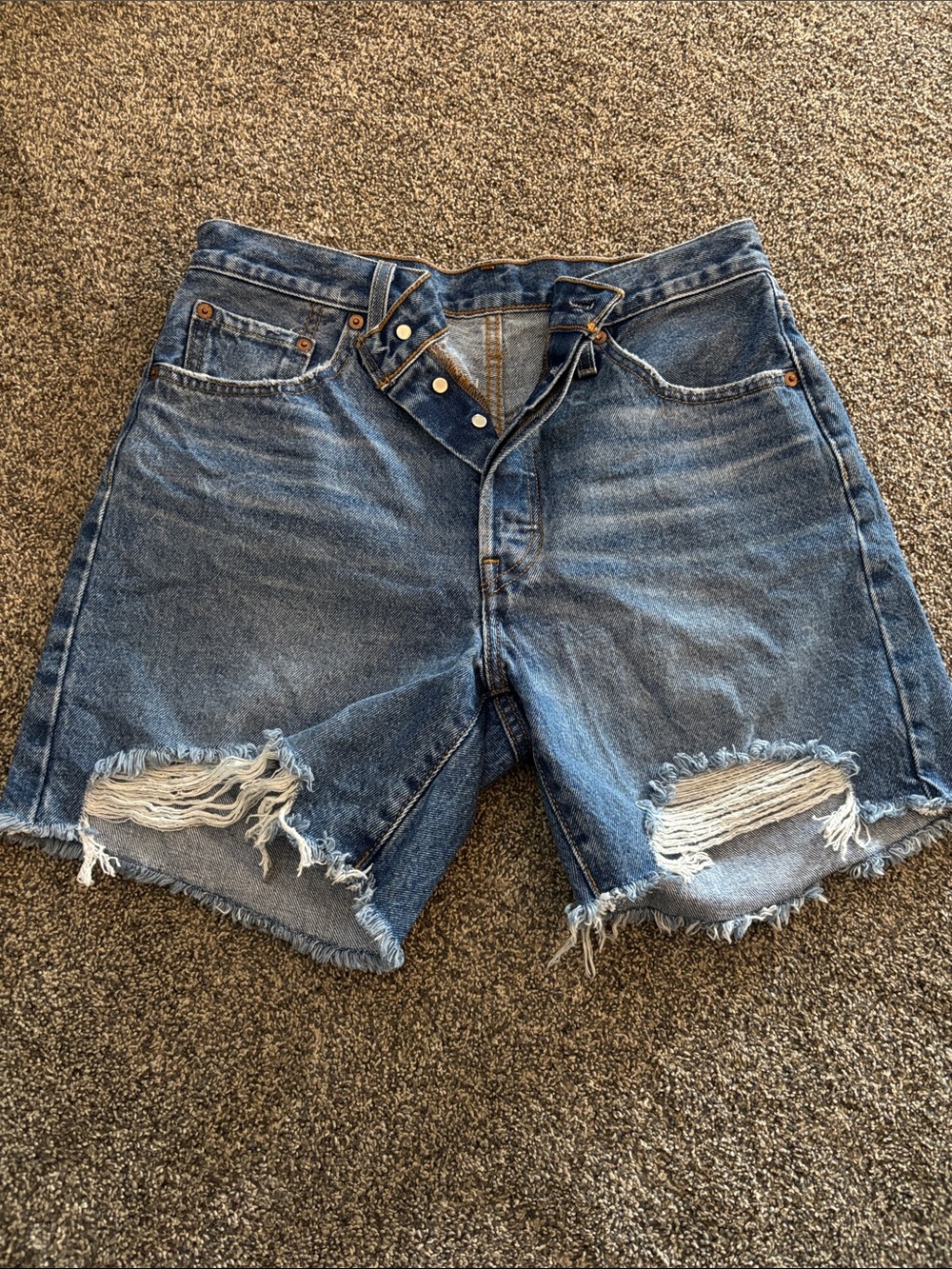Levi’s High-Waist mid thigh Distressed Denim Shorts in Medium Blue